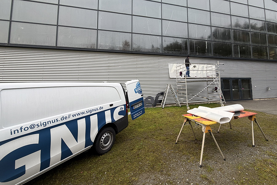 Montage mit Hilfe einer Schablone von SIGNUS Werbetechnik in Deggendorf